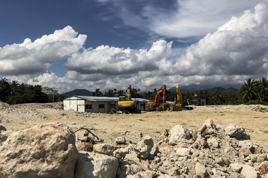 在南林農場，多個小區被拆除，包括板材、鋼筋在內的築建物亦被清理乾淨，原先的七層樓房和漂亮的綠植，如今只剩下碎石塊。