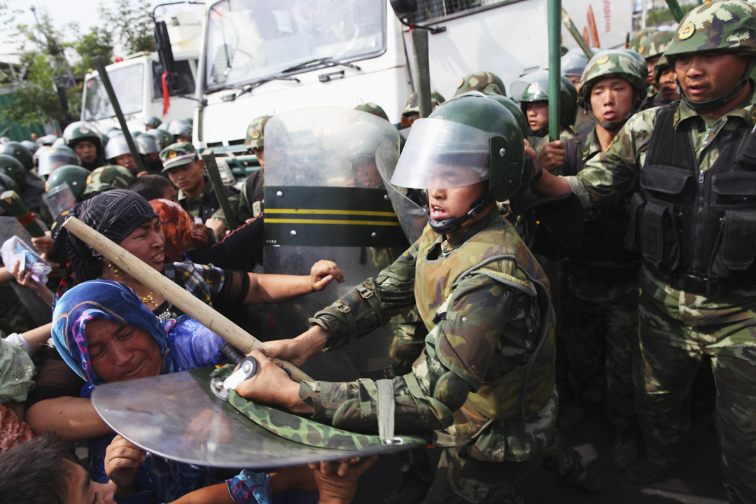 2009年7月7日，新疆烏魯木齊，維吾爾族婦女於街頭抗議後遭軍警驅趕。