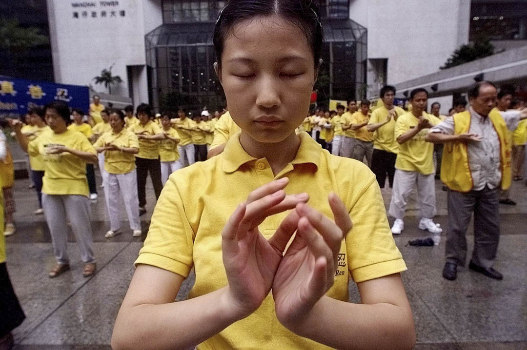 2001年5月9日，法輪功學員在香港灣仔入境事務大樓外練功。