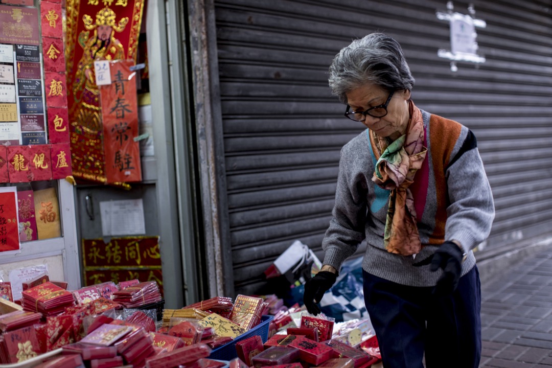 刘太的店舖已在裕民坊46年，曾经做印刷，但因近年市道转差，印刷需求减少，也开始卖利是封。迁出后打算稍作休息，到儿子同样是经营印刷的店舖帮忙，两年后新商场落成再搬进去。