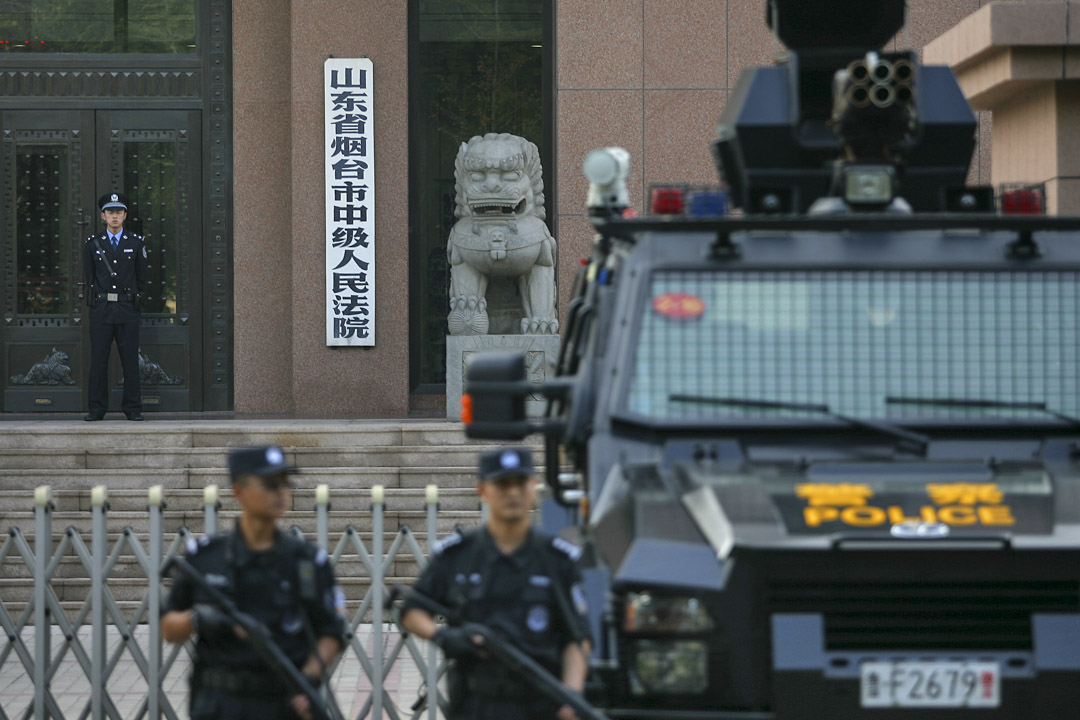 2014年10月11日，山東煙台，在煙台市中級人民法院「招遠涉邪教故意殺人案」庭審現場外，大量警方人員荷槍實彈，高度戒備。