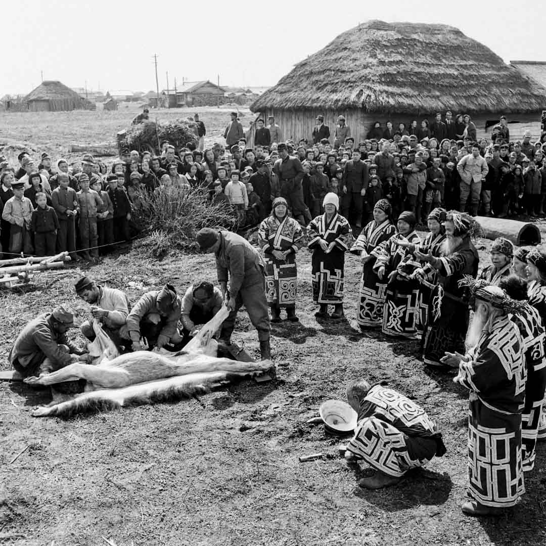 1946年，北海道爱努族村民聚集在一起举行传统的熊灵祭仪式。