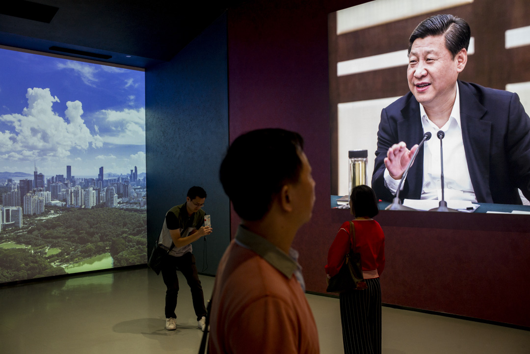 深圳一個改革開放四十年展上,在播放習近平的片段。