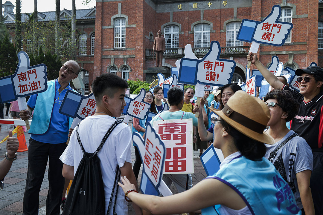 2018年5月20日，家長和老師在台北市建國中學考試時為學生們打氣。