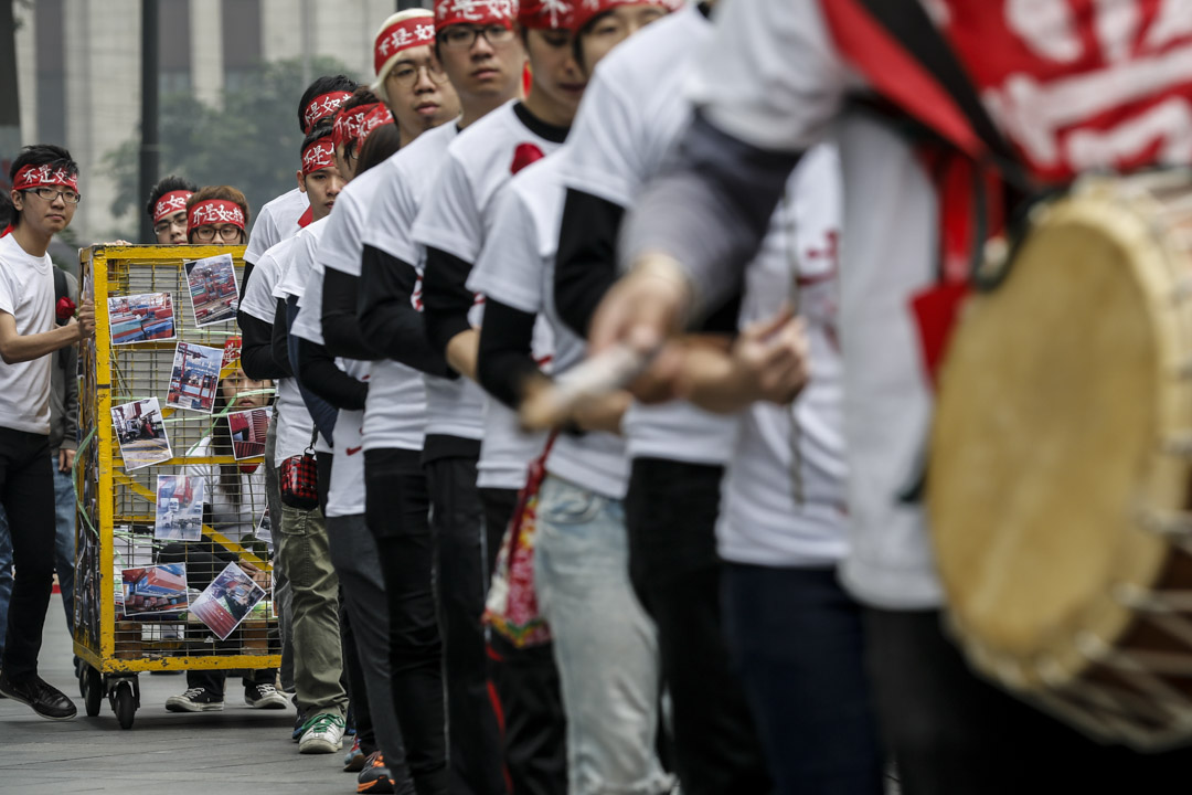 2013年4月14日，货柜码头工潮踏入第18日，一批大专生穿上白色、写著“重夺劳动尊严”的上衣，戴上红色头巾，手持红玫瑰，由中环到北角，再由红磡到货柜码头，步行12小时以苦行形式支持罢工工人。