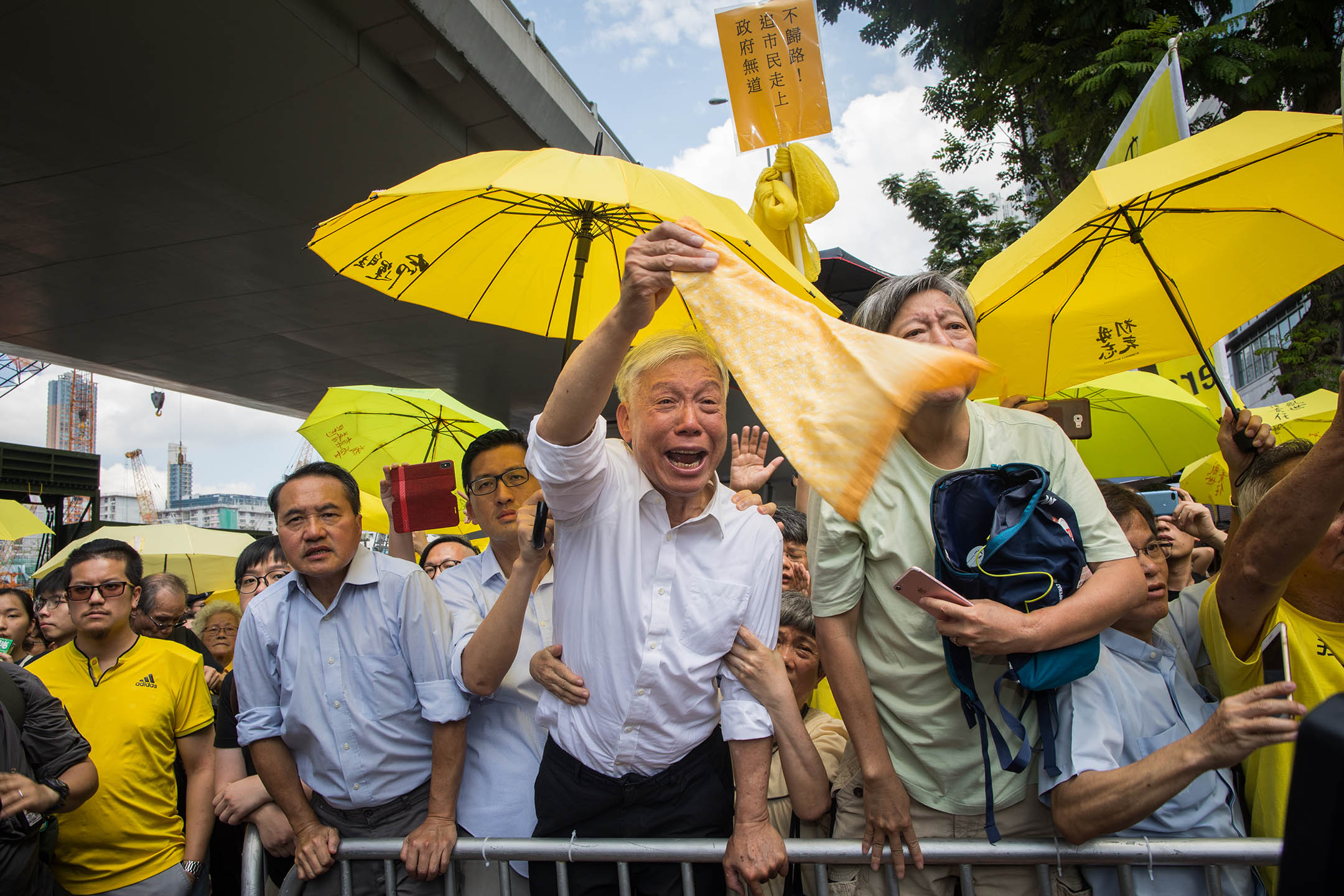 2019年4月24日，佔中案判刑，戴耀廷、陳健民、邵家臻、黃浩銘即時入獄，朱耀明牧師在法庭外送別四人。攝：陳焯煇/端傳媒