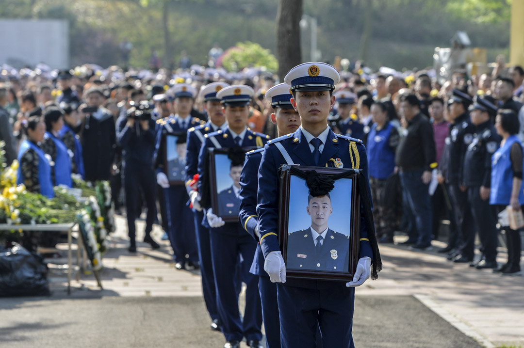 2019年4月6日，凉山火灾中殉职的的三位消防员刘代旭、代晋恺、李灵宏骨灰安放仪式，在成都市烈士陵园进行。