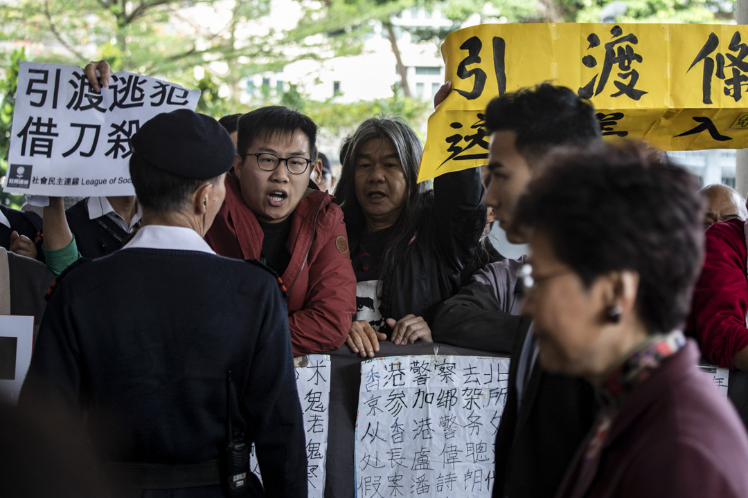 2019年4月1日，社民连到特首办门外示威，反对修订《逃犯条例》。