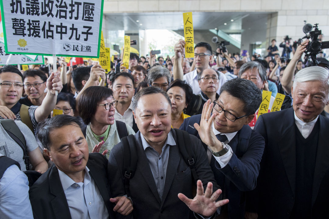 2019年4月9日，占中九子案判决，戴耀庭、陈健民、朱耀明进入法院。