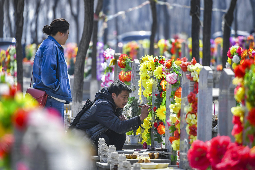 2019年4月1日，中国新疆乌鲁木齐，巿民在清明节前扫墓。