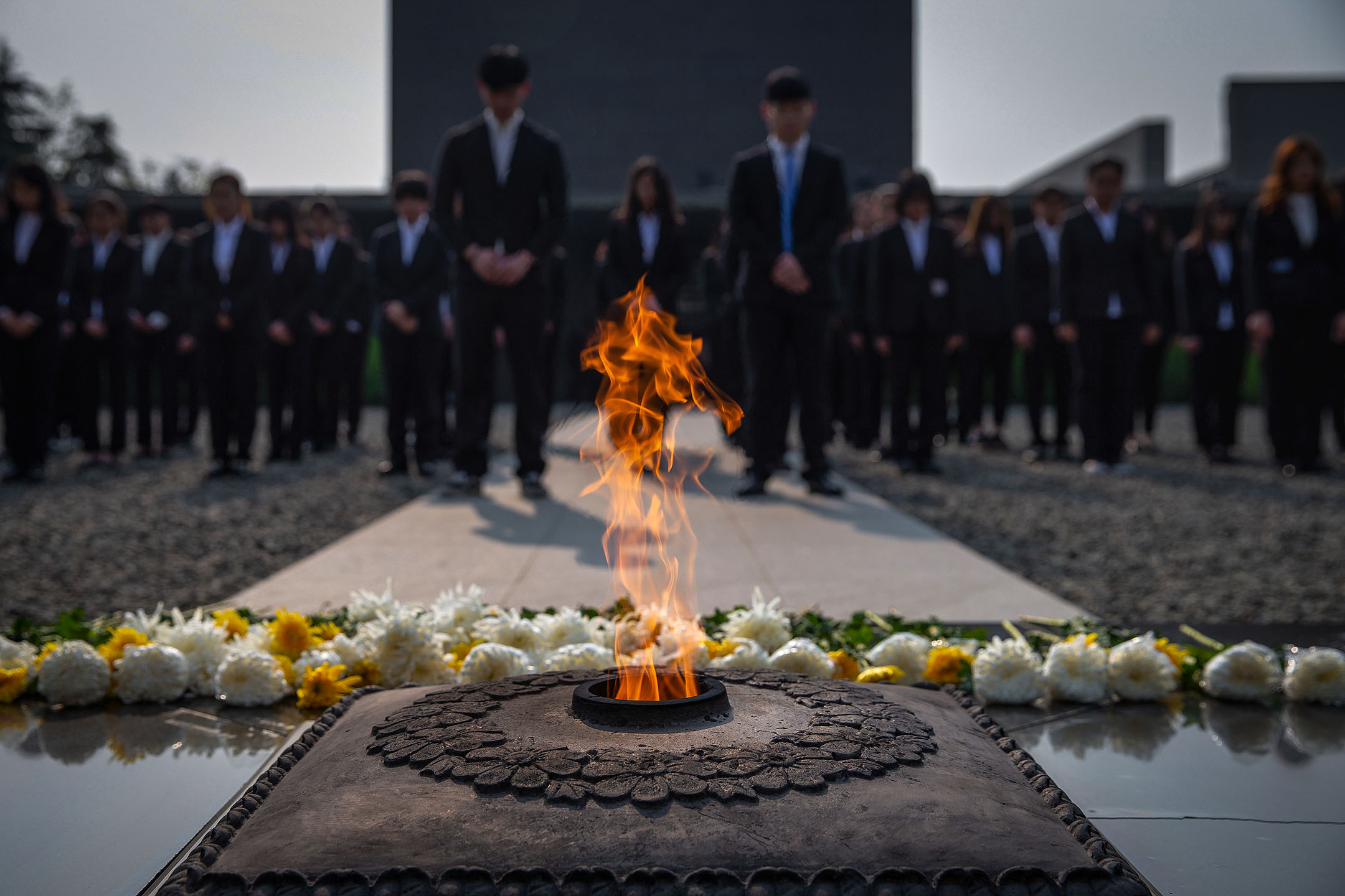 2019年4月3日，中國江蘇省南京大屠殺紀念堂，市民向南京大屠殺受害者默哀。