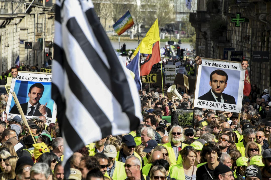 2019年3月16日，示威者高舉法國總統馬克龍（Emmanuel Macron）肖像進行第18週的黃馬甲運動。