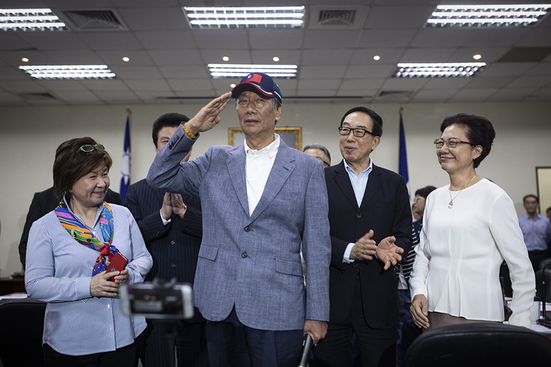 2019年4月17日，国民党举行中常会，台湾首富、富士康董事长郭台铭获国民党颁授国民党荣誉状。