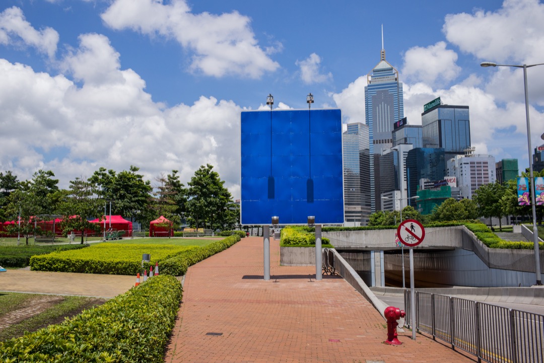 在馬國明看來，「香港」的形塑——無論作為城市還是文化身份——都高度內嵌于殖民史和移民史，並不存在一個古老的、可以延續至今的穩定身份。圖為雨傘運動中，曾經發生關鍵性衝突的龍和道，豎立著一個新建的路牌。