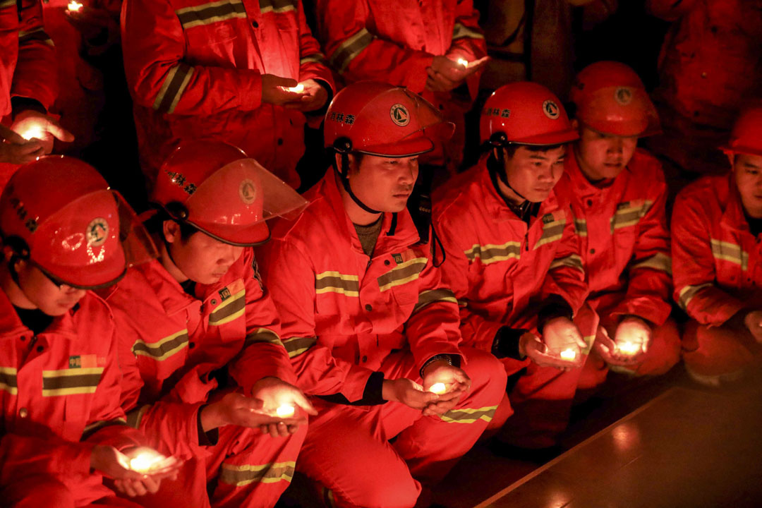 2019年4月2日，消防员在荣安县举行悼念仪式期间举行蜡烛，纪念在四川凉山殉职的消防员。