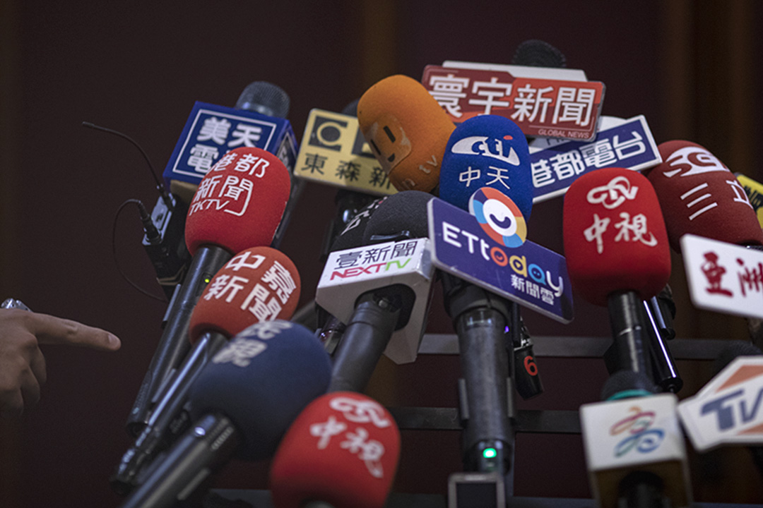 2019年4月22日，高雄市长韩国瑜出席欧洲商会餐会，传媒等待联访。