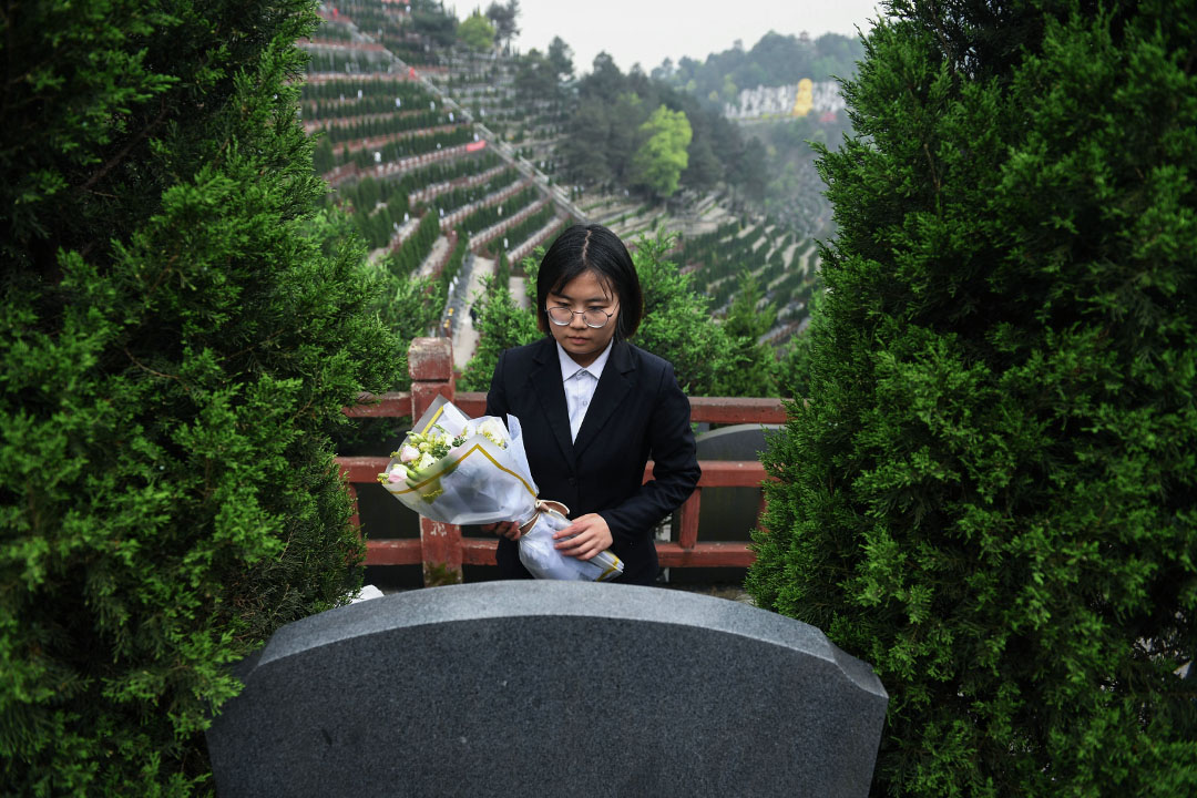 2019年4月3日，重慶市九龍坡區龍居山陵園，23歲的錢樺手捧鮮花，對着墓碑鞠躬，代客掃墓。