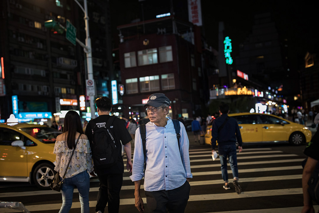 2019年4月26日，林荣基横过台北西门町的马路。