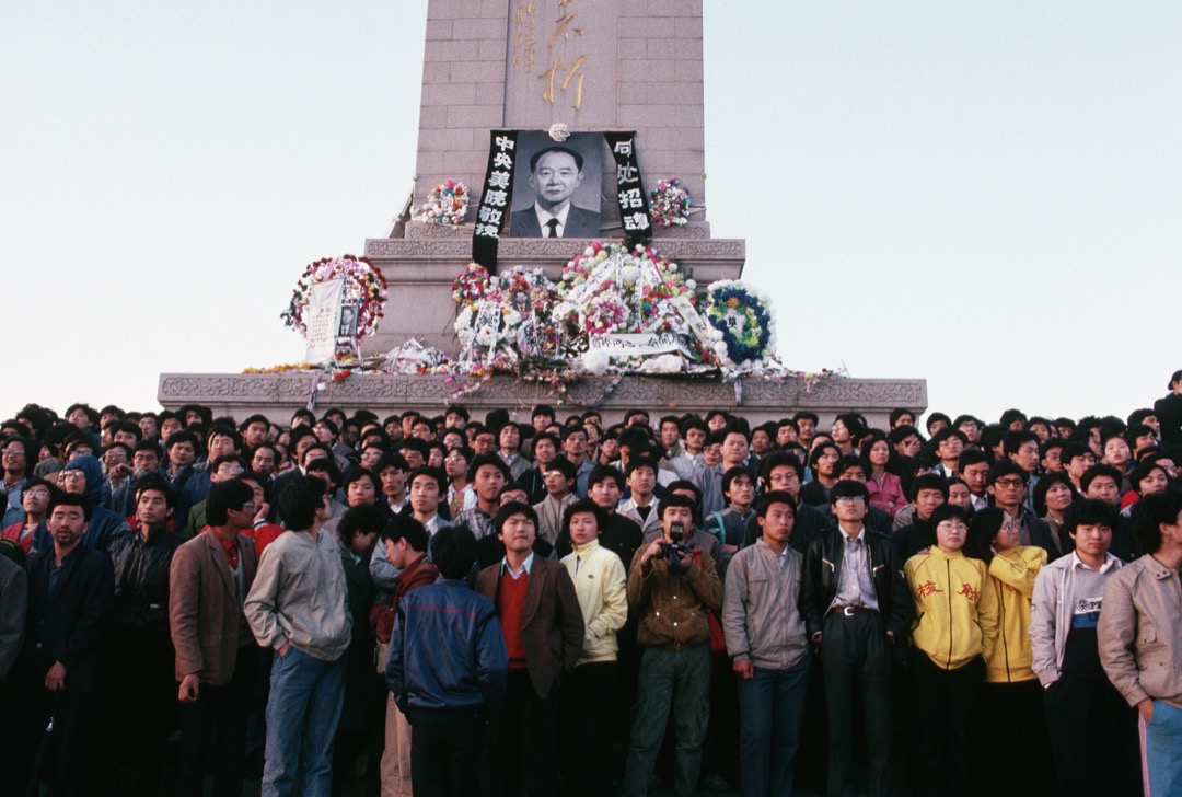 1989年4月21日，中共前总书记胡耀邦逝世后，在学生中引起了巨大的哀悼。