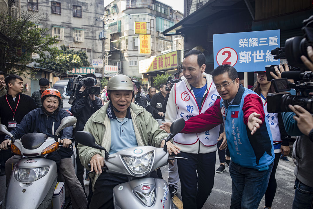 2019年3月12日，朱立伦在新北市三重区扫街，为立委补选候选人郑世维拉票。