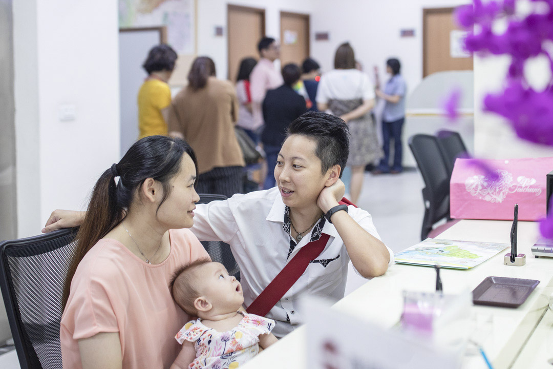 台中市南屯區的戶政事務所內，梁小姐和邢小姐帶同孩子登記結婚。