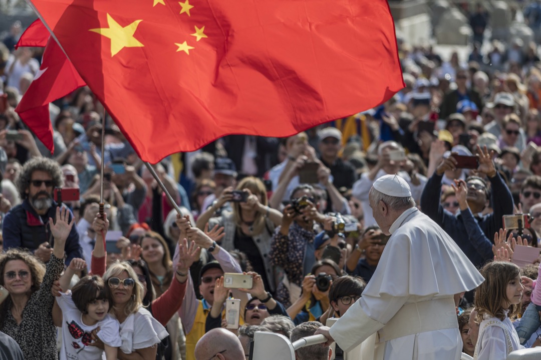 2019年5月，一群中国前往梵蒂冈的朝圣者在教宗方济各公开接见来自各地天主教徒及访客时，挥动中国国旗。