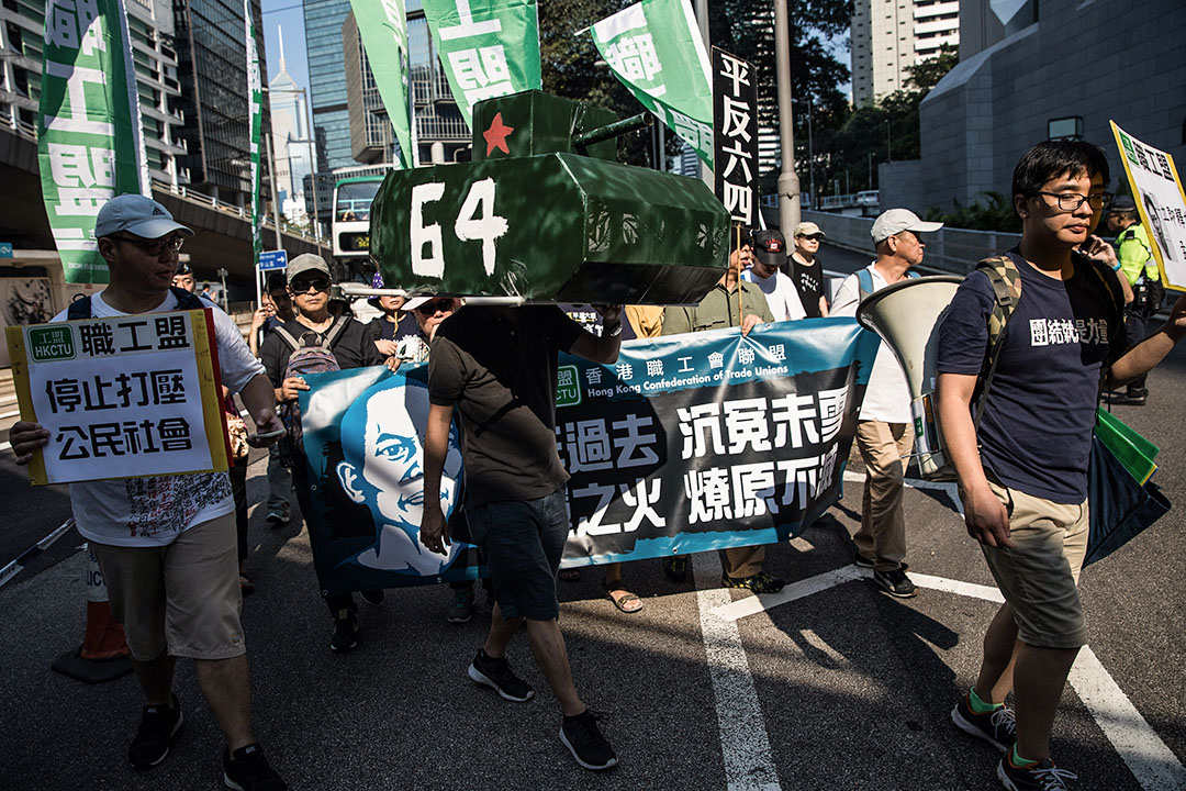 2017年5月28日，香港一名示威者於六四二十八週年遊行期間，背著中國軍用坦克模型。