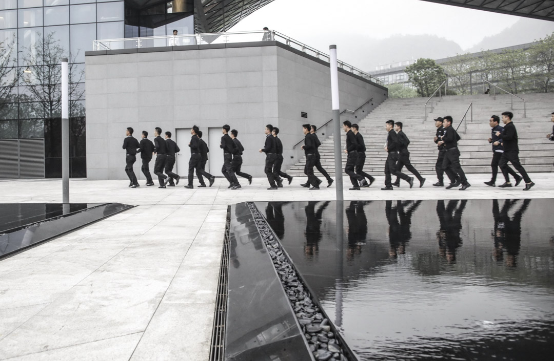 杭州蚂蚁金服集团，员工早上通过跑步等运动强身健体来准备接下来一天的工作。