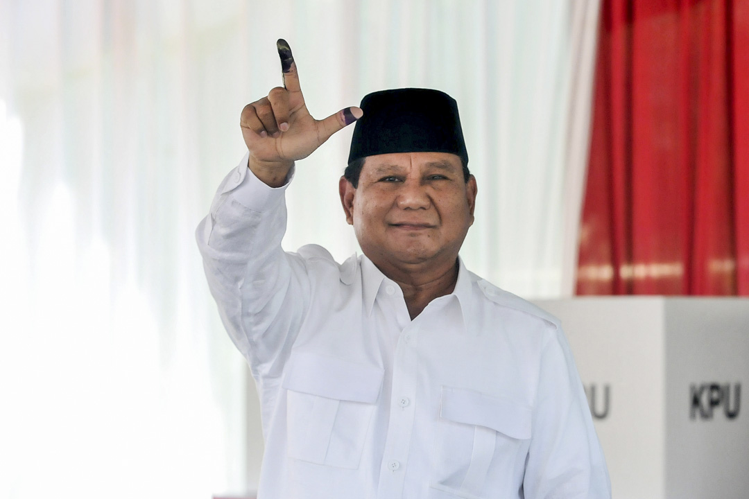 2019年4月17日，印尼总统候选人Prabowo Subianto在茂物Bojong Koneng村的一个投票中心投票。