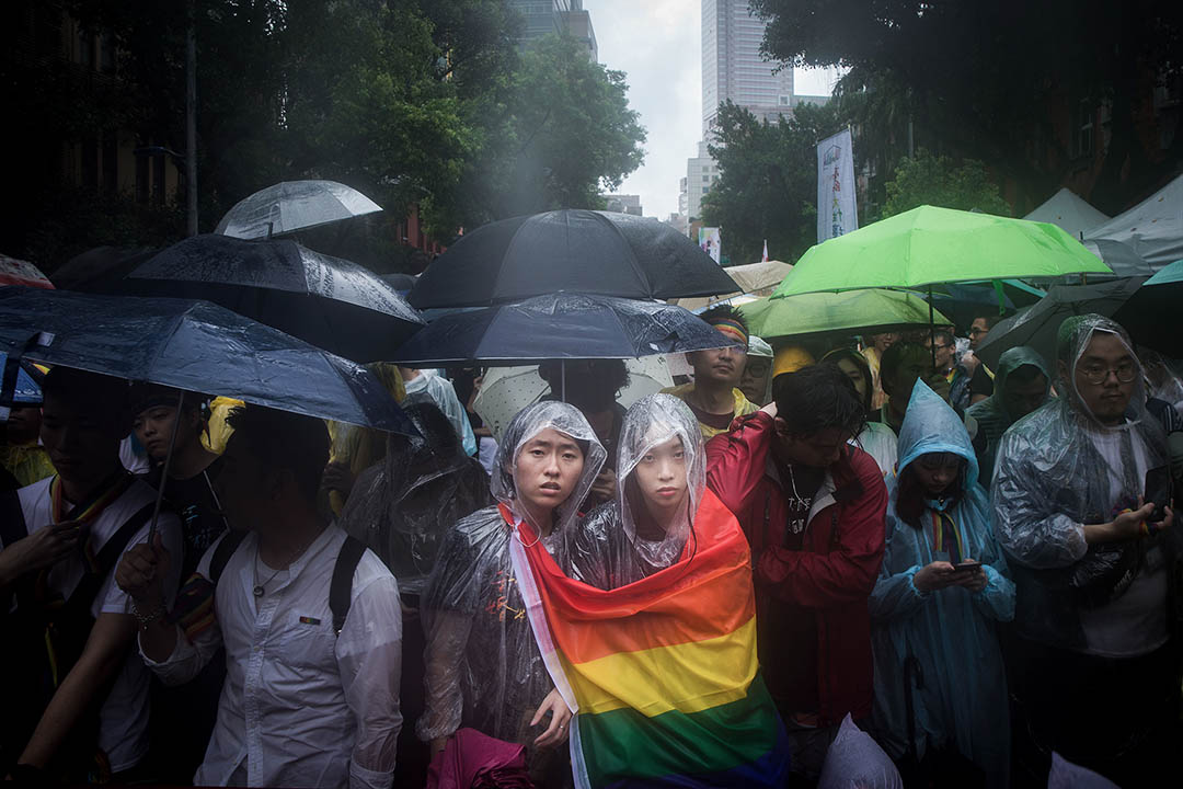 2019年5月17日，台北立法院外挺同团体发起集会，一对情侣在雨中观看表决过程。