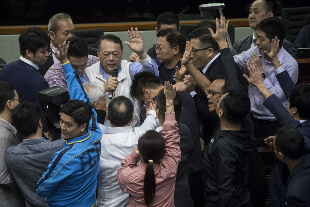 11:57AM - 经民联议员石礼谦试图以法案委员会主持身份，在众党派议员包围下，主持委员会的主席选举。