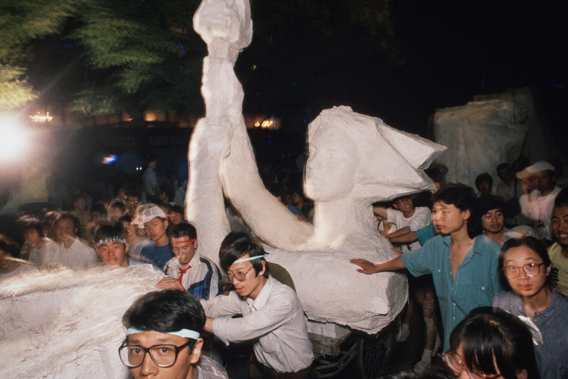 1989年6月1日，北京的学生示威者带著“民主女神”像前往天安门广场。