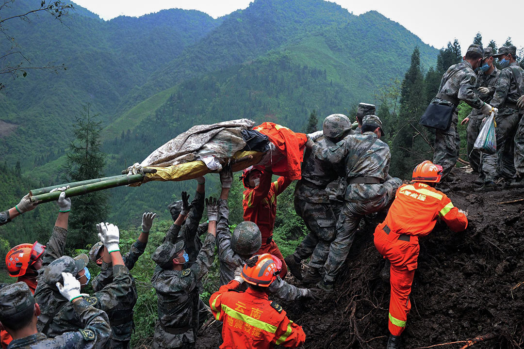 2013年4月25日，中国四川省雅安市庐山县，救援人员正运送地震遇难者尸体。