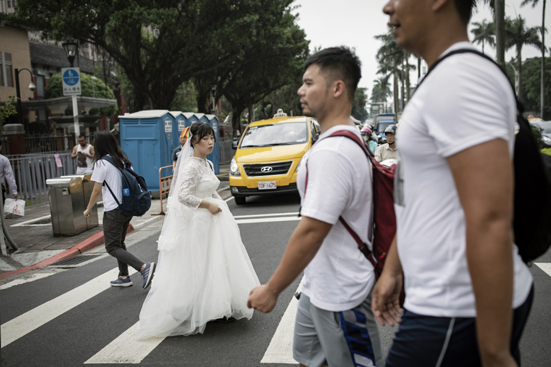 2019年5月14日，台北立法院外，团体“婚姻大平台”在青岛东路上举行“协商不能退”集会，一名参加者穿上婚纱。