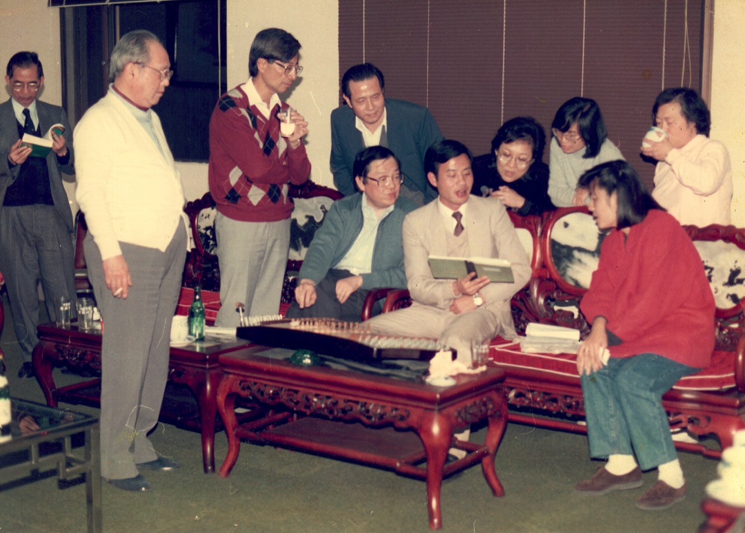 1987年，陈润芝去昆明报道《基本法》起草委员会会议。会议过后，她和香港代表司徒华、李福善、李柱铭、乌维庸、廖瑶珠和谭惠珠，以及中方官员郑伟荣一齐，在大厅里唱歌。那时气氛融洽。