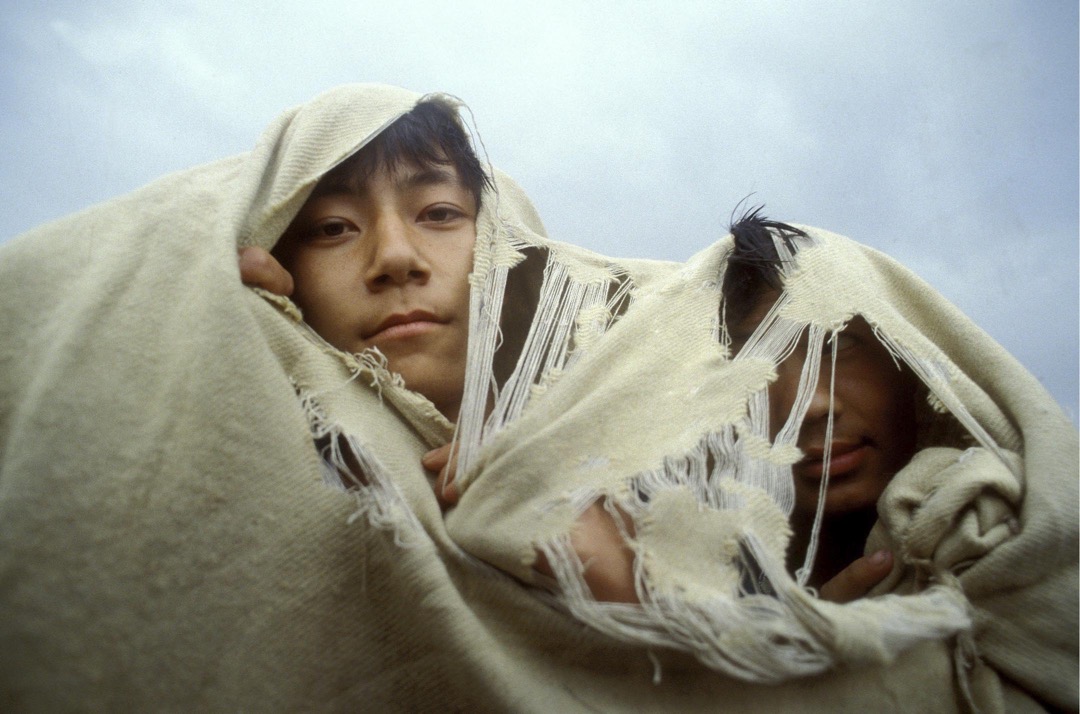 1989年5月25日，北京，两名在天安门广场参与民运的学生。摄： Eric Bouvet/Gamma-Rapho via Getty Images