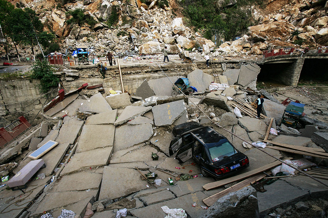 2008年5月14日，中国四川省北川县一条因地震而倒塌的道路。