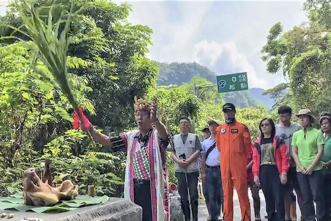 花莲卓溪乡南安部落族人举办祈福，希望小熊平安回家。 