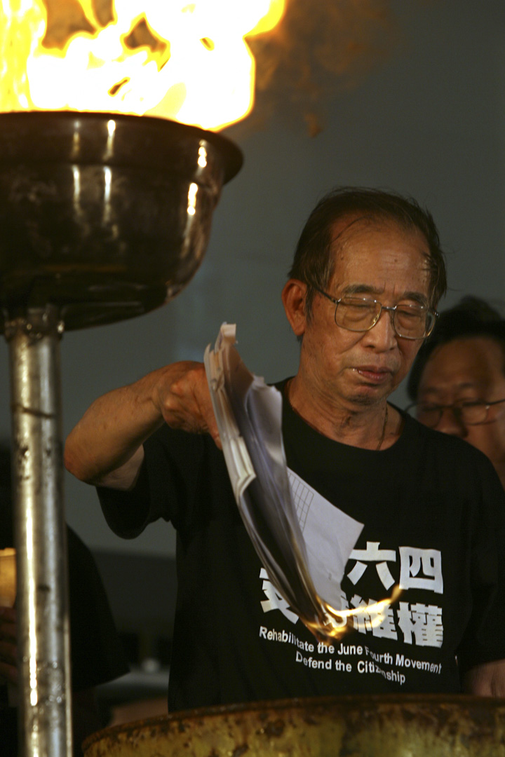 1997香港回归，传媒开始把六四以一种道德勇气的报导框架呈现，例如司徒华和义工如何大无畏地救助逃亡学生的事迹，“那一两年把六四事件升华到一件不只是纯粹发生在几年前的事，而是象征了一种道德勇气、香港的价值观，以及香港跟大陆的相异之处。