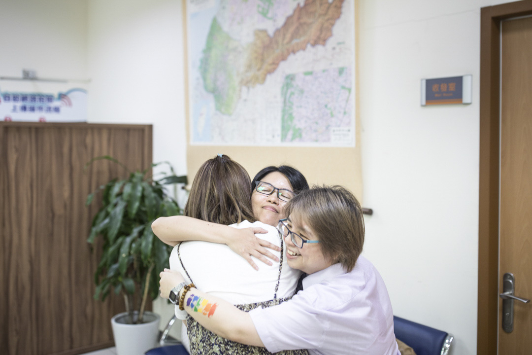 台中市南屯區的戶政事務所內，相戀十七年的女同志林阿比和王蘇摩正式登記結婚。