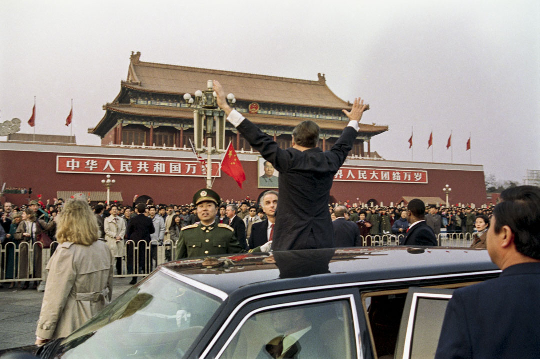 在1989年1月就任职美国总统的老布什在自己家乡德州建立总统图书馆。图为布什于当年2月访问中国时，向天安门广场的一群中国围观者挥手致意。