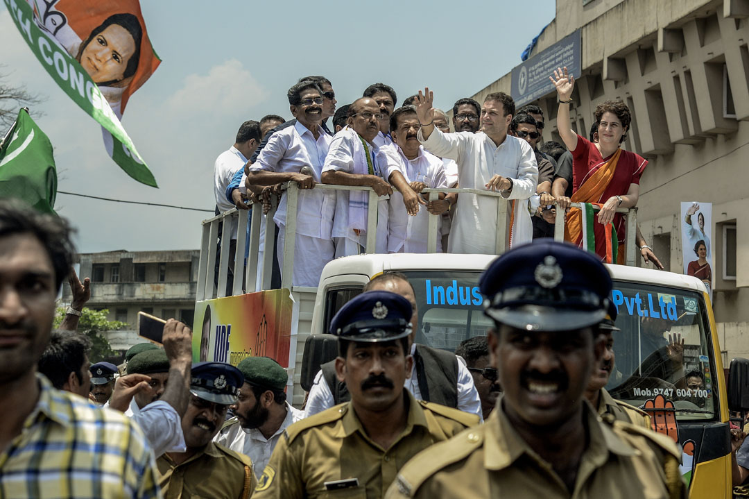 2019年4月4日， 甘地家族第四代拉胡尔·甘地（Rahul Gandhi），在印度路演中向人群挥手致意，他 是本次大选最有望挑战莫迪总理大位的人选。