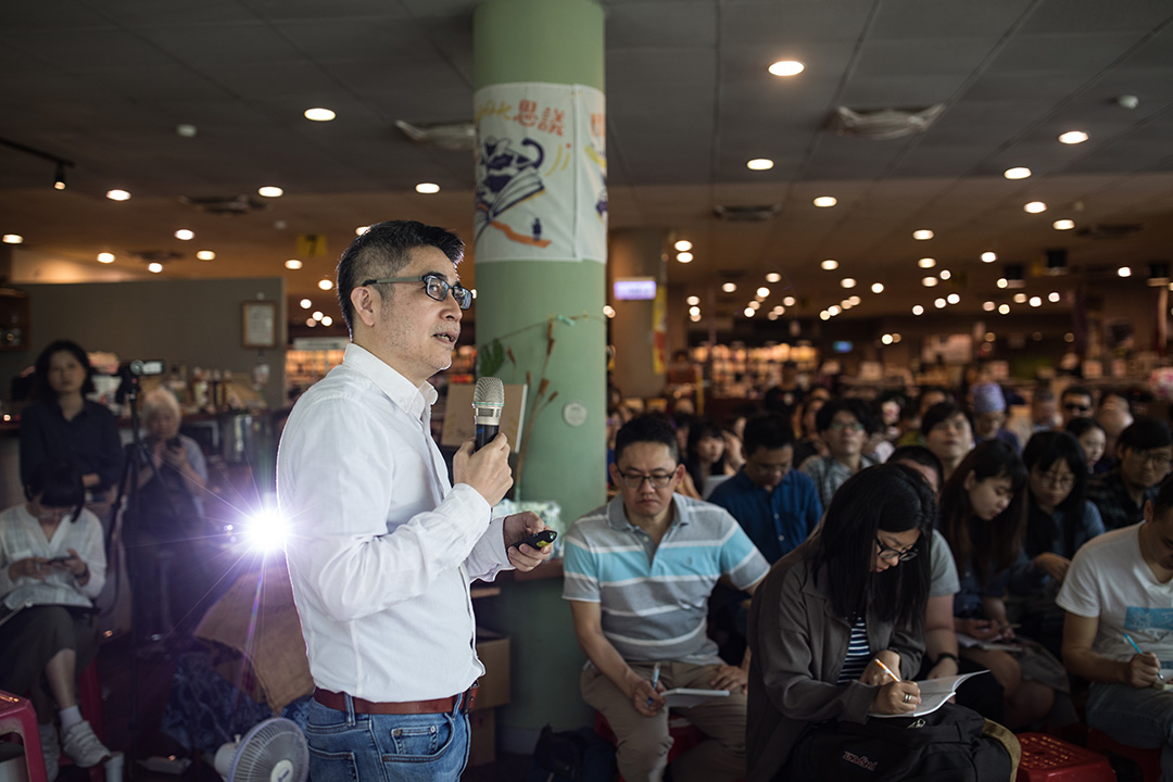 2019年4月10日，吴介民在台湾国立清华大学演讲。