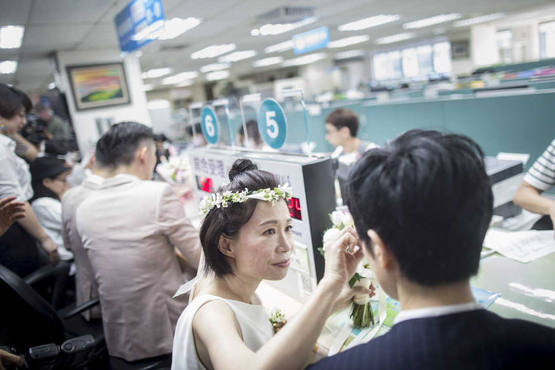 陳雪（Xue Chen）和早餐人（Anotonia Chen）在信義戶政事務所等候登記結婚。