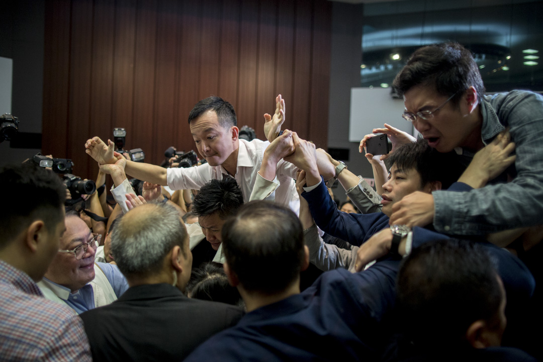 2019年5月11日，经民联议员石礼谦在数名建制派议员保护下，走进正在进行由涂谨申主持的法案委员会，民主派议员上前围堵，其中数位民主派议员尝试抢走石礼谦手上的扩音器。