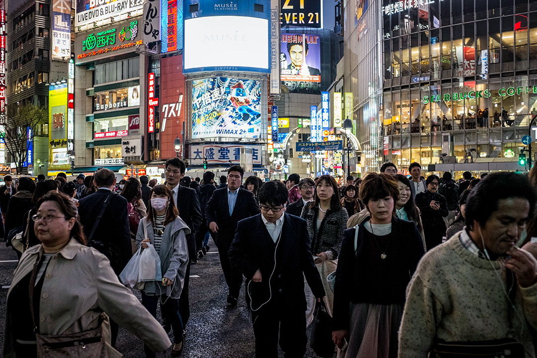 2015年3月20日，日本东京，市民下班后走向火车站。