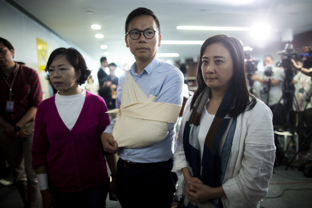 10:24AM - 民建联议员陈恒镔在早上会议室内的连番推撞后，报称右肩感到剧痛，需用三角巾包扎固定。