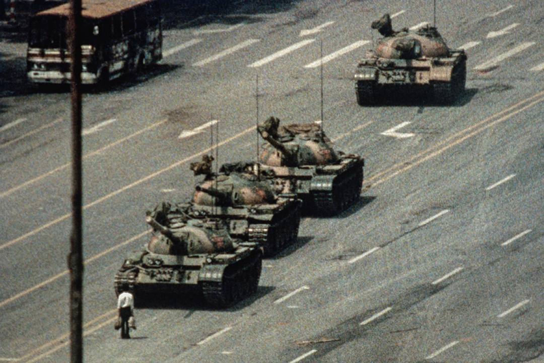 1989年6月5日，王维林在北京长安街上阻挡中国人民解放军坦克车队前进。