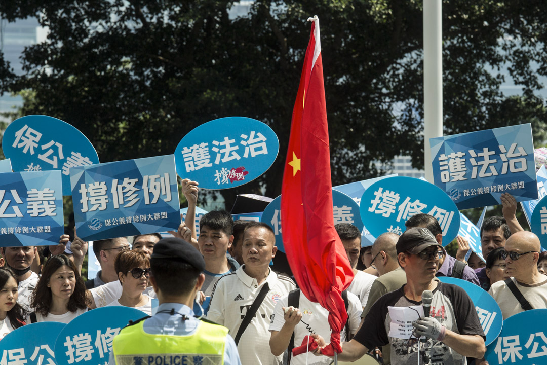 2019年5月11日，支持修订逃犯条例的团体在立法会门外集会。