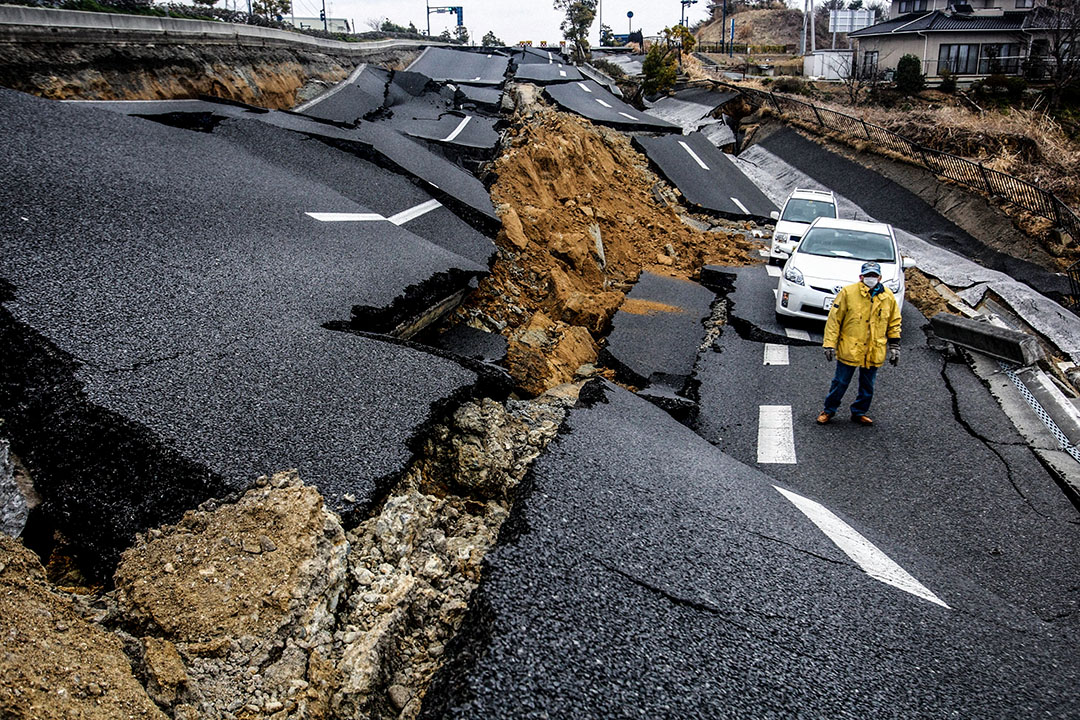 2011年4月14日，日本北部的宫城县石卷市遭到311地震的破坏。